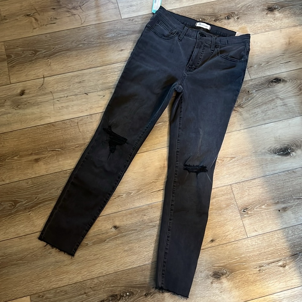 🛑 1 hour sale. NWT. Madewell, Black/gray Distressed Jeans, size 29 (aka size 8)